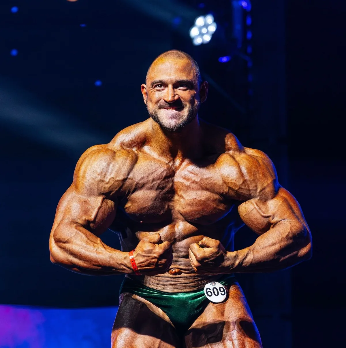 Сергей Мандрик в позе «самая мускулистая» на сцене Siberian Power Show