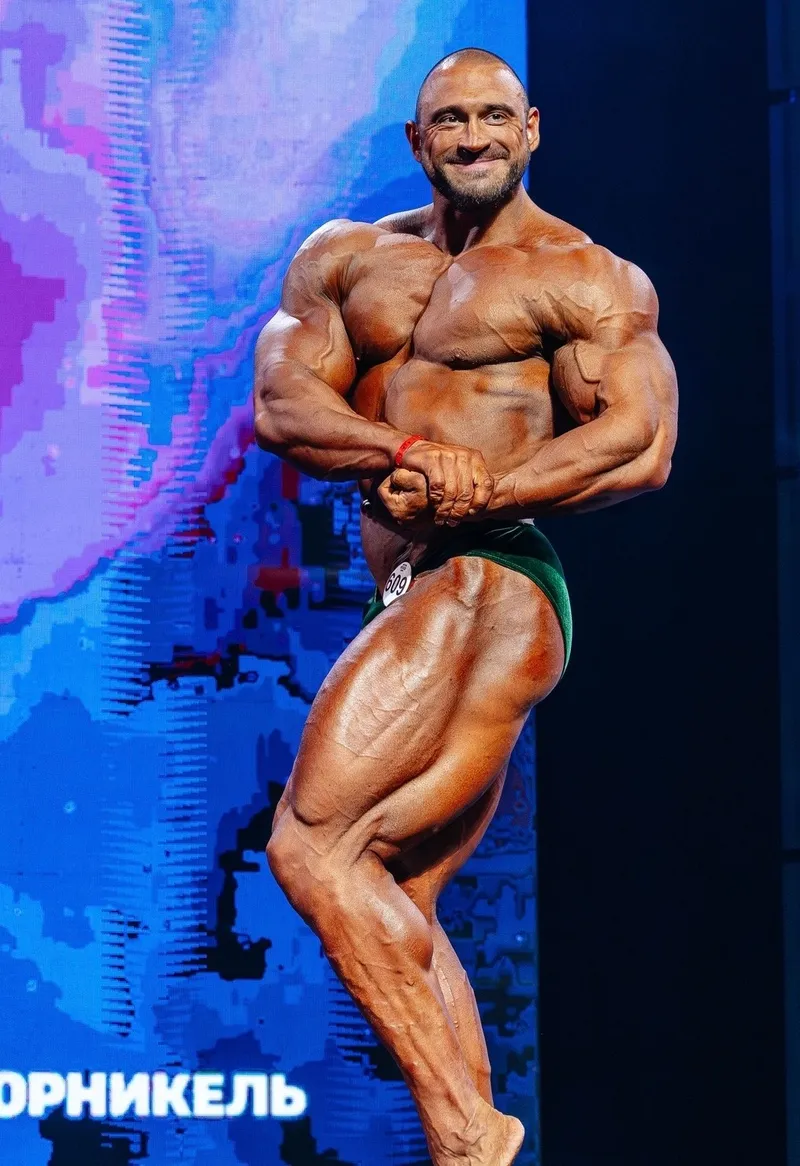 Сергей Мандрик в позе «грудь сбоку» на сцене Siberian Power Show